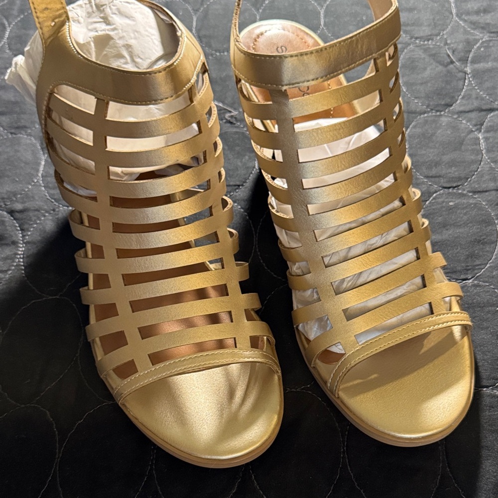 Style & Co Hailey YP Elegant Gold Strappy Sandals Size 9.5 M platino sm new heel